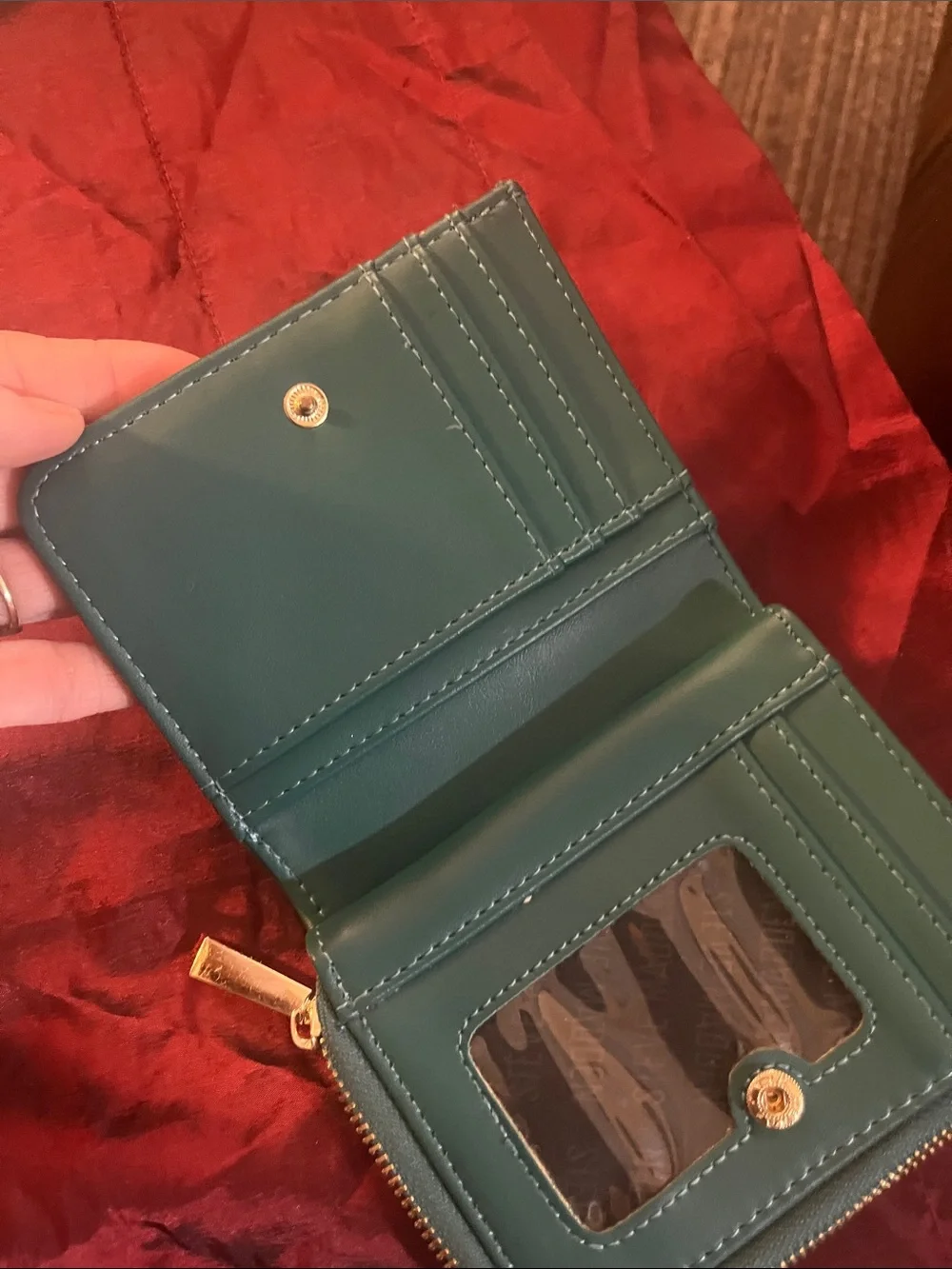 Steve Madden compact steve
